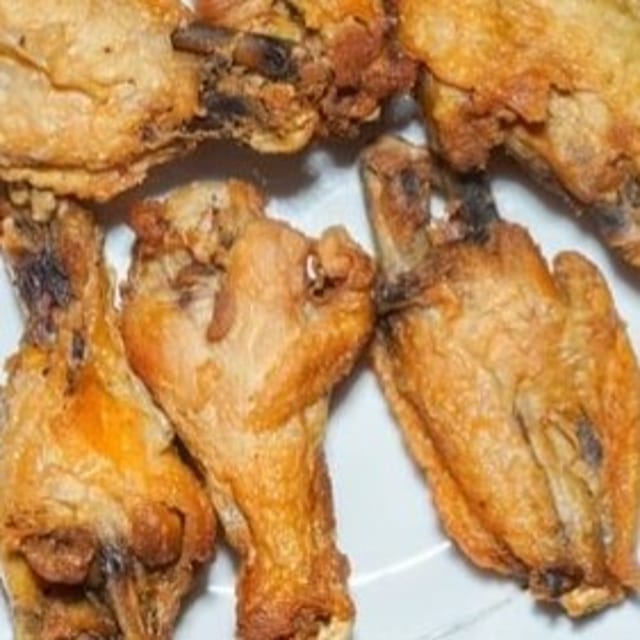 Alitas De Pollo Fritas (12) / Fried Chicken Wings (12).