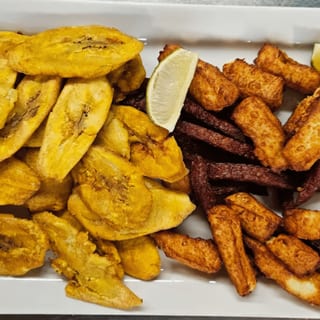 Tostones Con Queso Y Salami / Cheese and Salami Fried Green Plantains