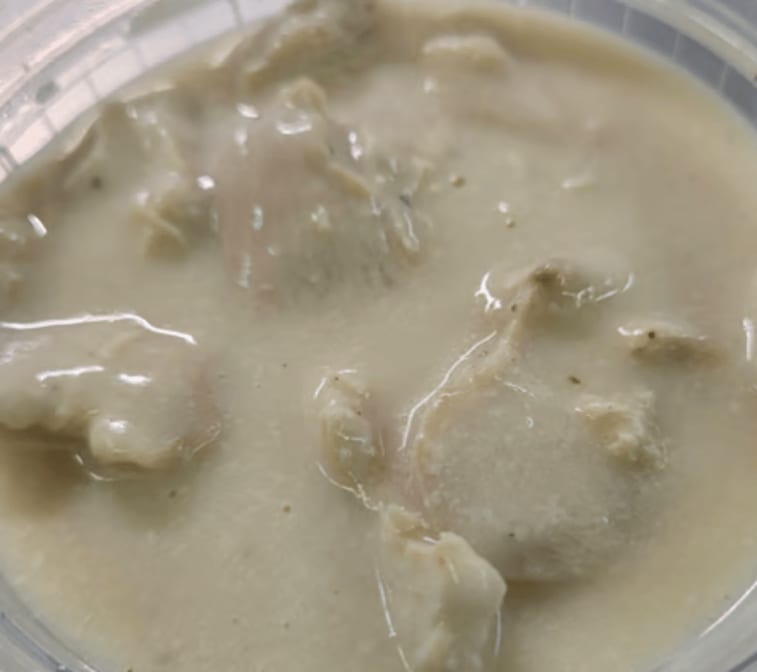 Pechuga en Salsa Alfredo / Chicken Breast in Alfredo Sauce.
