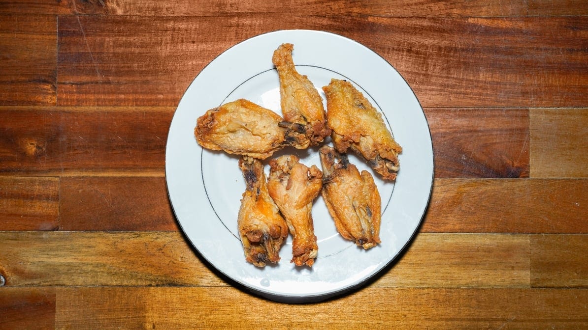 Alitas De Pollo Fritas (6) / Fried Chicken Wings (6).