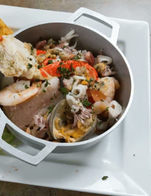 Mariscos Al Ajillo / Al Ajillo Seafood.