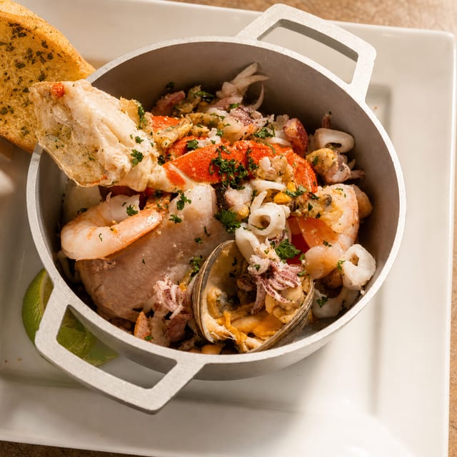 Mariscos Al Ajillo / Al Ajillo Seafood.
